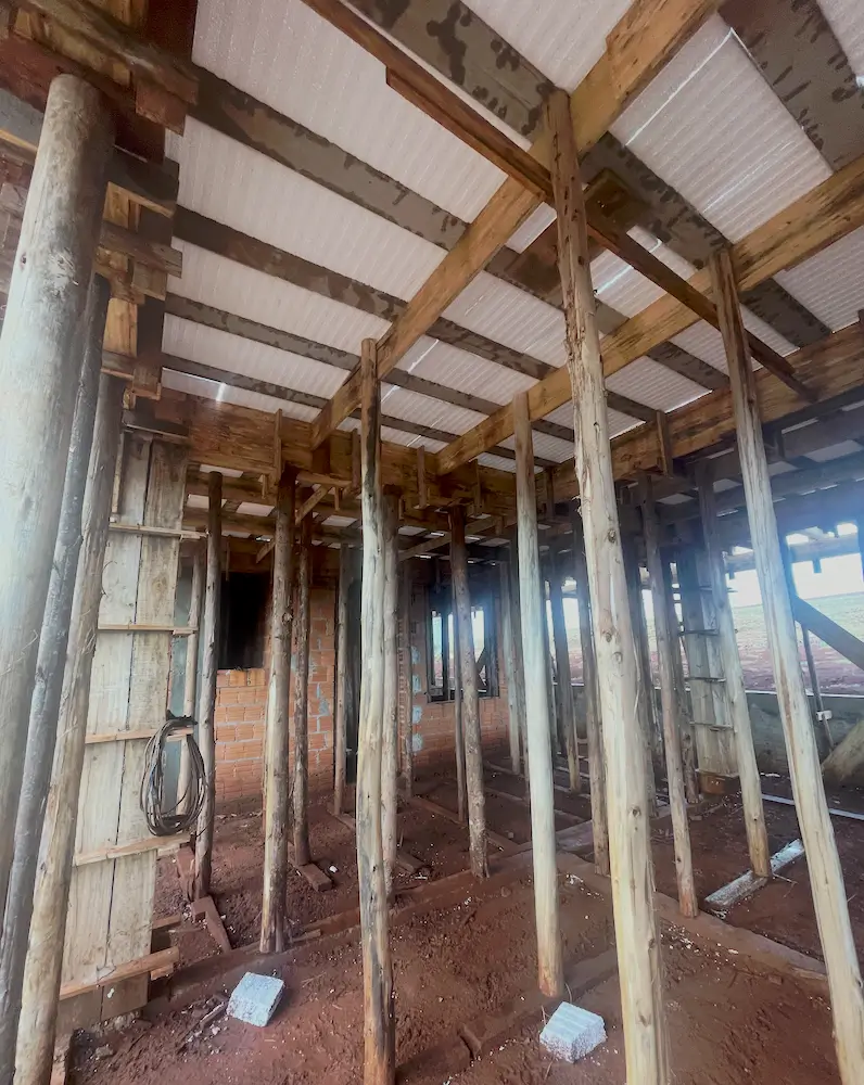 Estacas em obra em Assaí